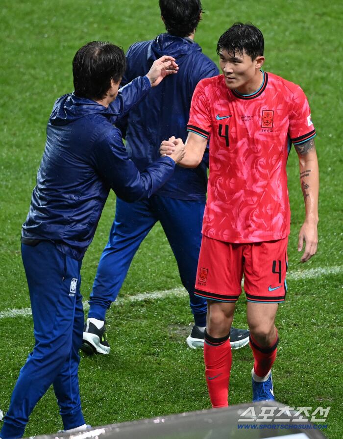10일 서울월드컵경기장에서 열린 대한민국 축구대표팀과 브라질의 A매치 평가전, 김민재가 교체아웃되며 홍명보 감독의 격려를 받고 있다. 상암=허상욱 기자wook@sportschosun.com/2025.10.10