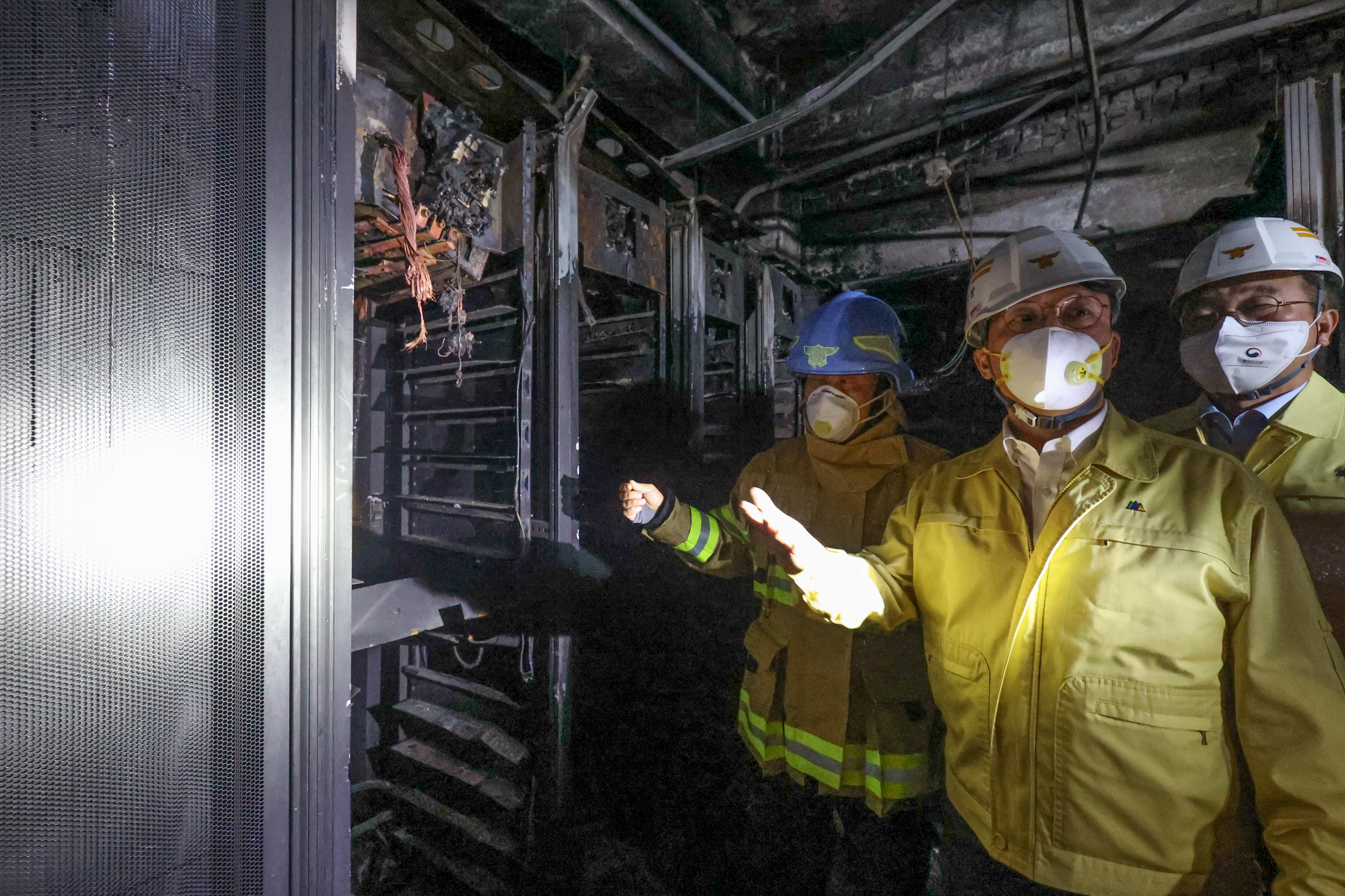 불탄 전산실 내부 첫 공개… 金총리 “언제 복구될지 말하기 어렵다” – 폰테크 달인