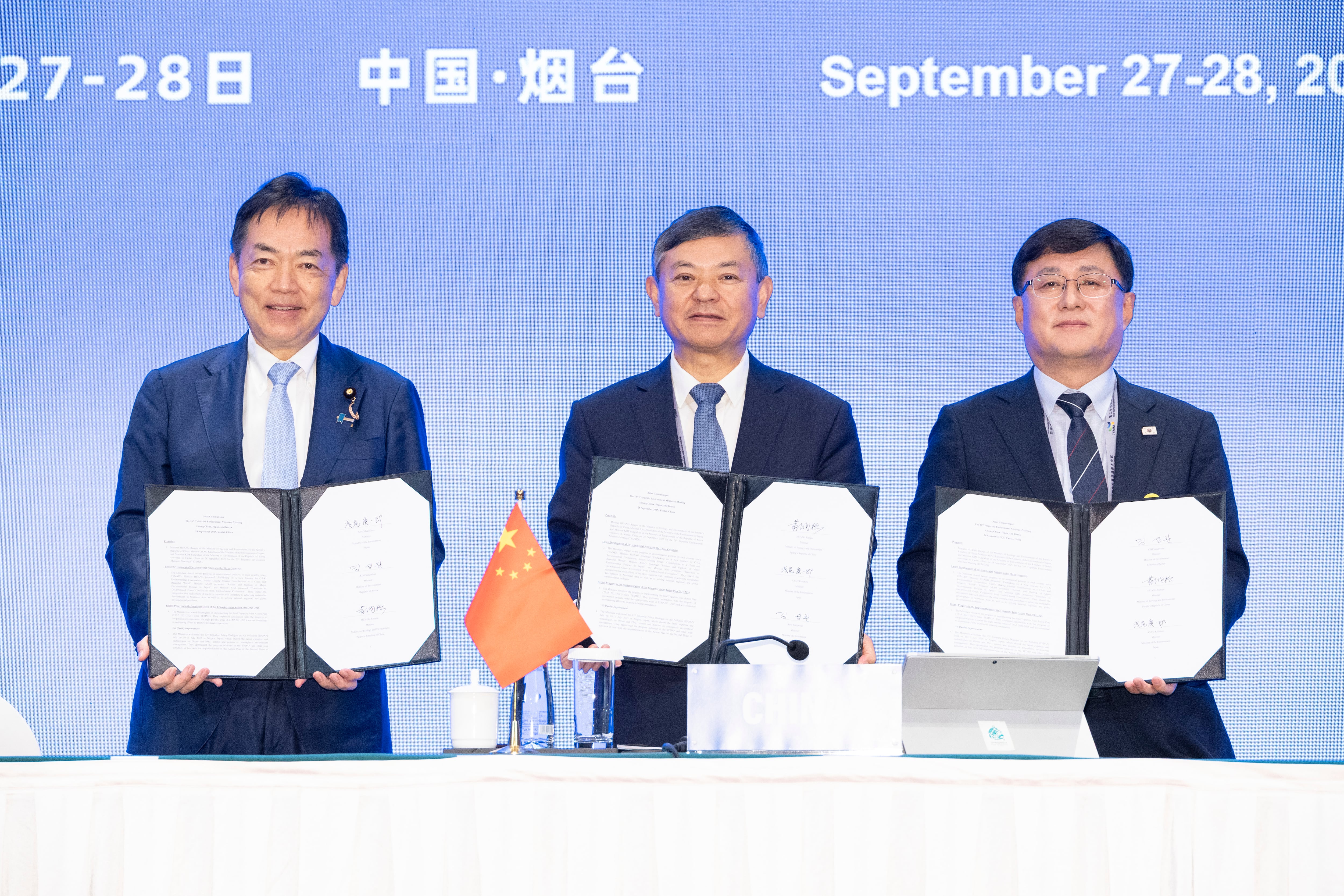 28일 중국 옌타이에서 열린 제26차 한·중·일 환경장관회의(TEMM26) 결과 기자회견에 앞서 3국 공동합의문을 채택한 뒤 김성환 환경부 장관(오른쪽부터), 황룬치우 중국 생태환경부 장관, 아사오 게이이치로 일본 환경성 장관이 기념 촬영하고 있다. /환경부