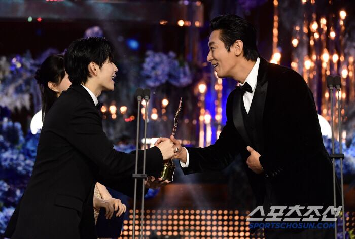 제4회 청룡시리즈어워즈(Bluedragon Series Awards)가 18일 인천 파라다이스시티에서 열렸다. 전년도 수상자 임시완이 남우주연상을 수상한 주지훈에게 트로피를 전달하고 있다. 인천=허상욱 기자 wook@sportschosun.com/2025.07.18