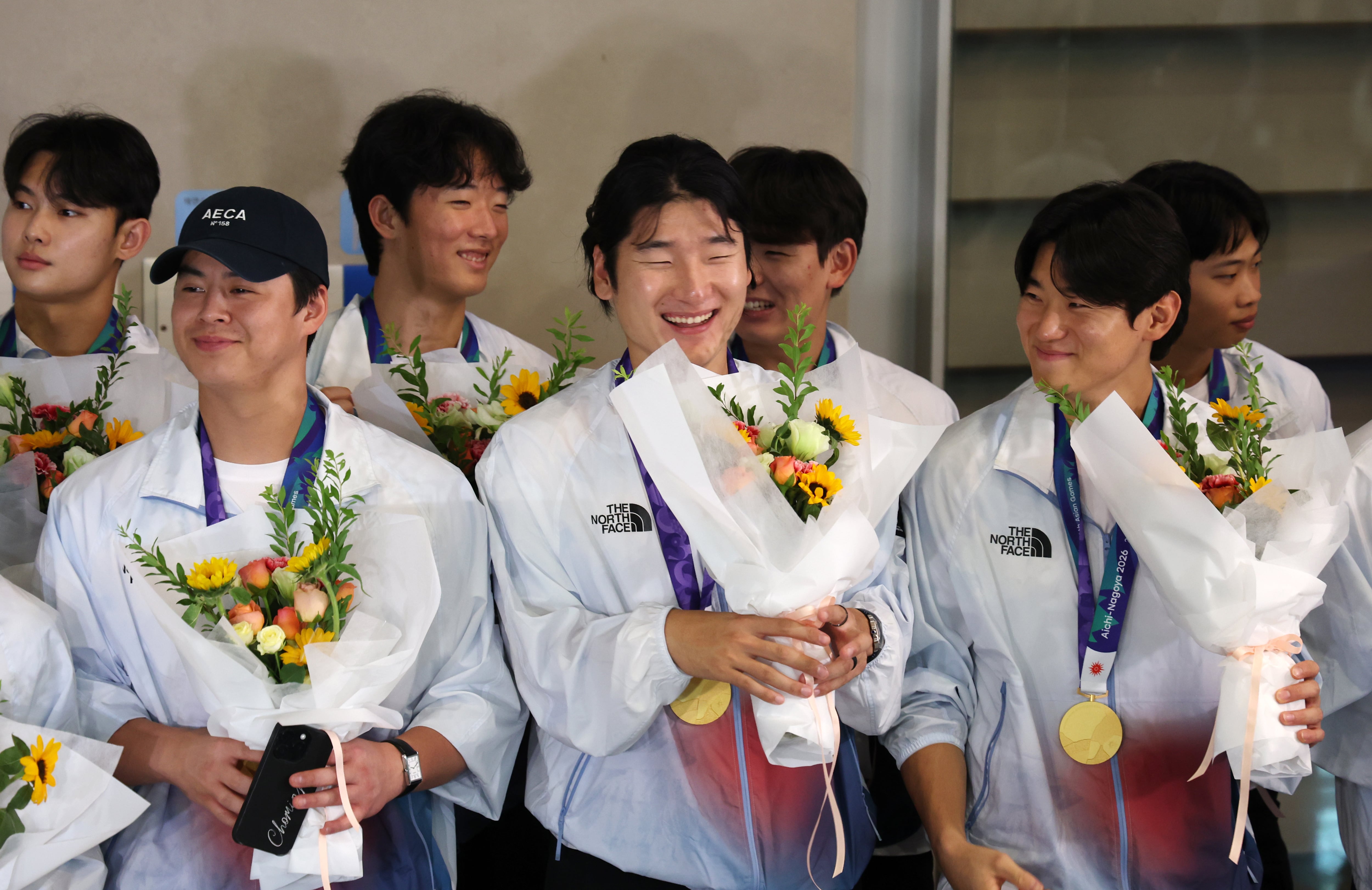 2026 아이치·나고야 아시안게임에서 우승을 차지한 한국 야구 대표팀 노시환과 곽빈, 김도영 등 선수들이 28일 인천국제공항을 통해 귀국해 꽃다발을 들고 기념 촬영하고 있다. 2026.09.28. /뉴시스