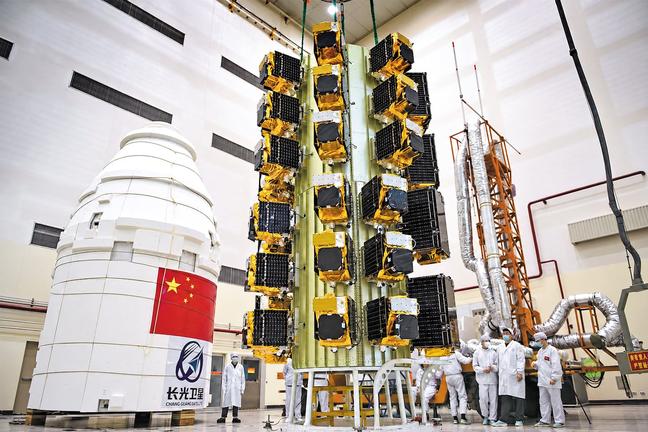 2023년 6월 창광위성(CGST) 연구원들이 발사를 앞둔 로켓 한 대에 위성 41기를 탑재하는 모습. 중국 위성 산업 대표 주자인 이 회사는 위성을 개당 20kg 무게로 작고 단순하게 만들어 대량생산, 대량 발사하고 있다. /중국 국가항천국(CNSA)