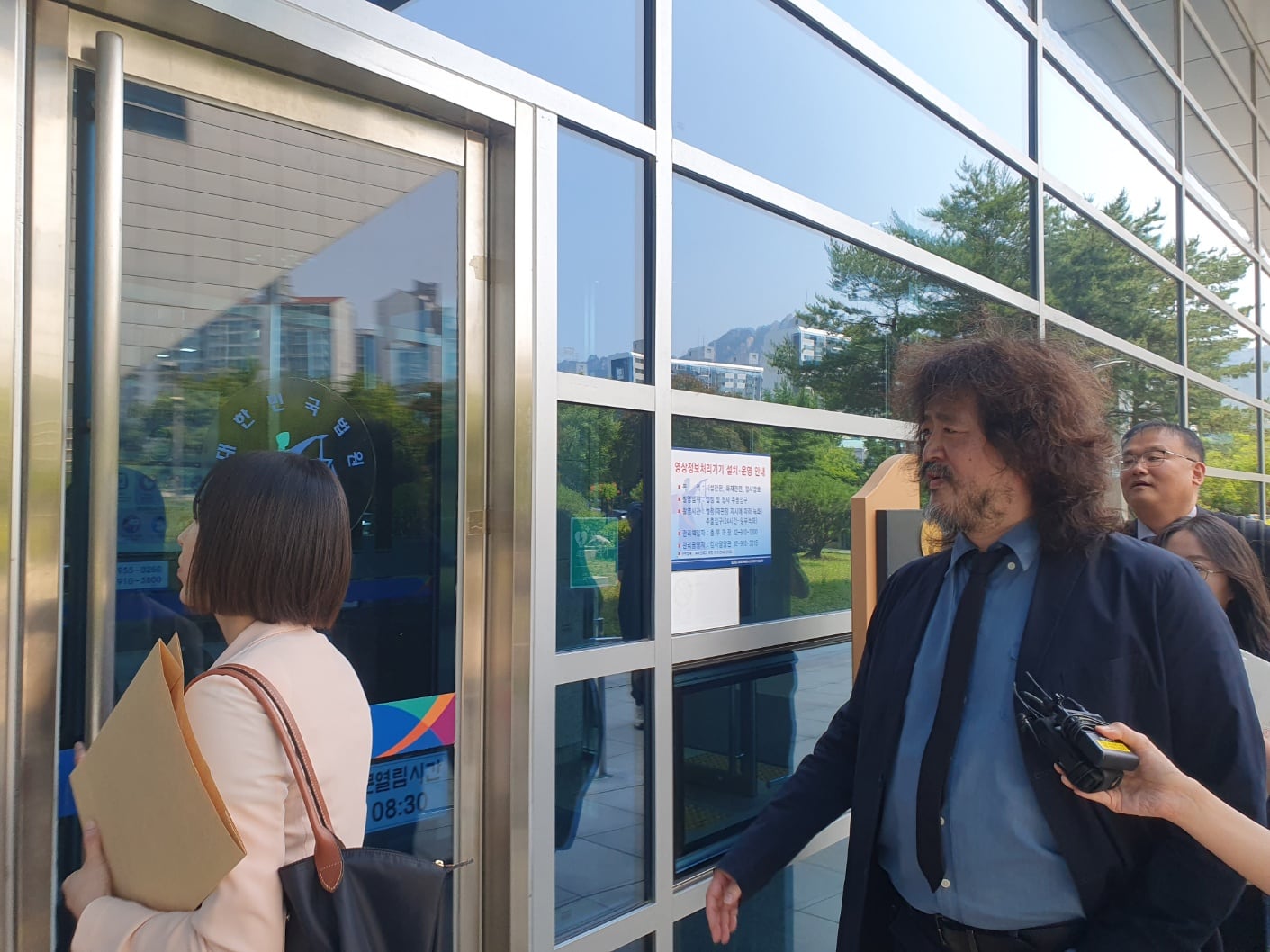 방송인 김어준씨가 이동재 전 기자에 대한 허위사실 유포 및 명예훼손 재판에 피고인 신분으로 출석하고 있다. 이날 열린 1차 공판에서 김씨는 혐의를 모두 부인했다. /강우석 기자