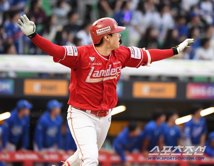 11일 인천 SSG랜더스필드에서 열린 삼성과 SSG의 준PO 2차전. 9회말 1사 김성욱이 끝내기 홈런을 친 후 환호하고 있다. 인천=정재근 기자 cjg@sportschosun.com/2025.10.11