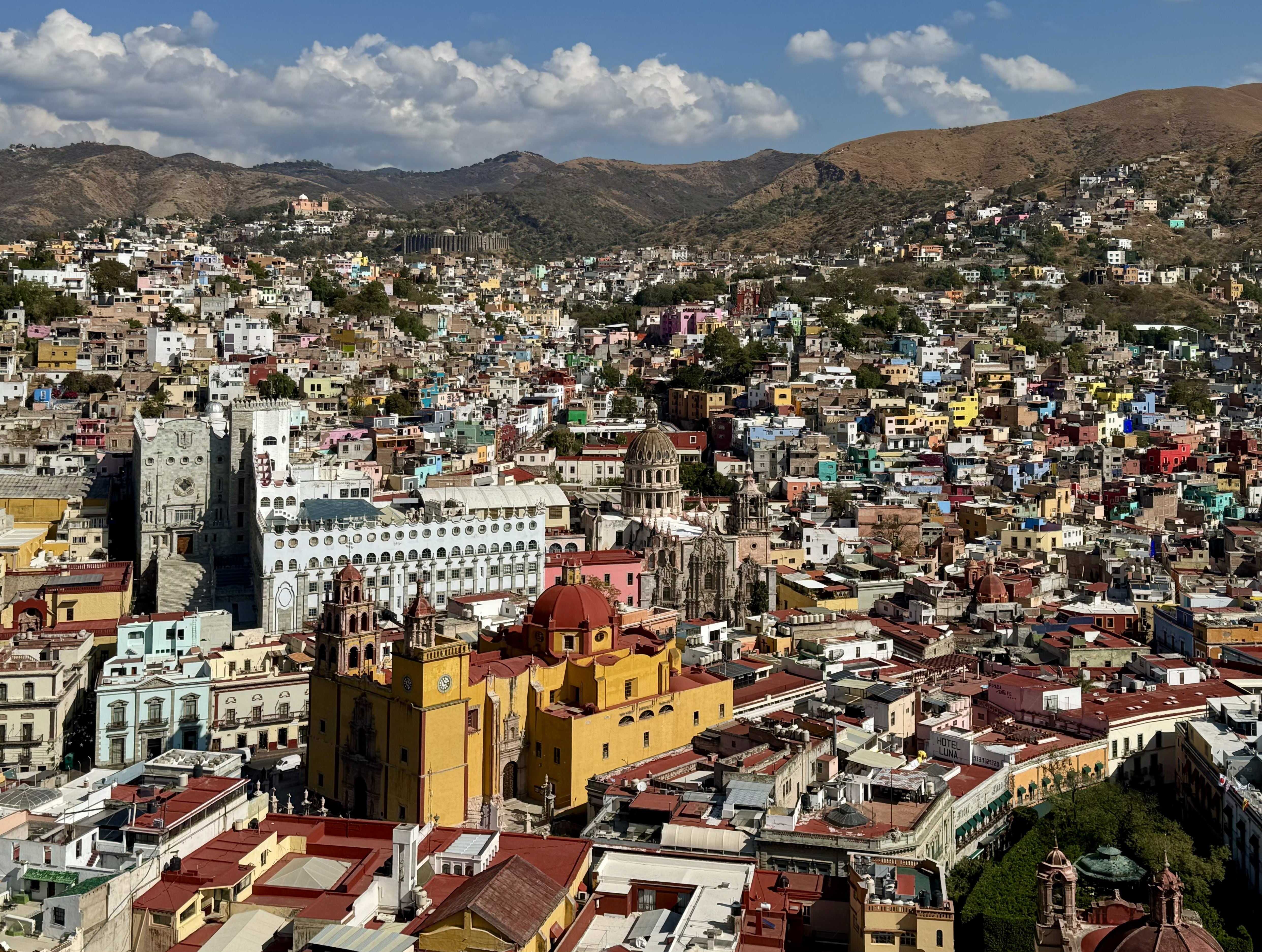 멕시코의 과나후아토(Guanajuato)의 언덕 전경. 역사적 깊이와 독특한 분위기로 도시전체가 유네스코 문화유산으로, 그리고 애니메이션 ‘코코(Coco)’의 배경으로 선택되었다./박진배