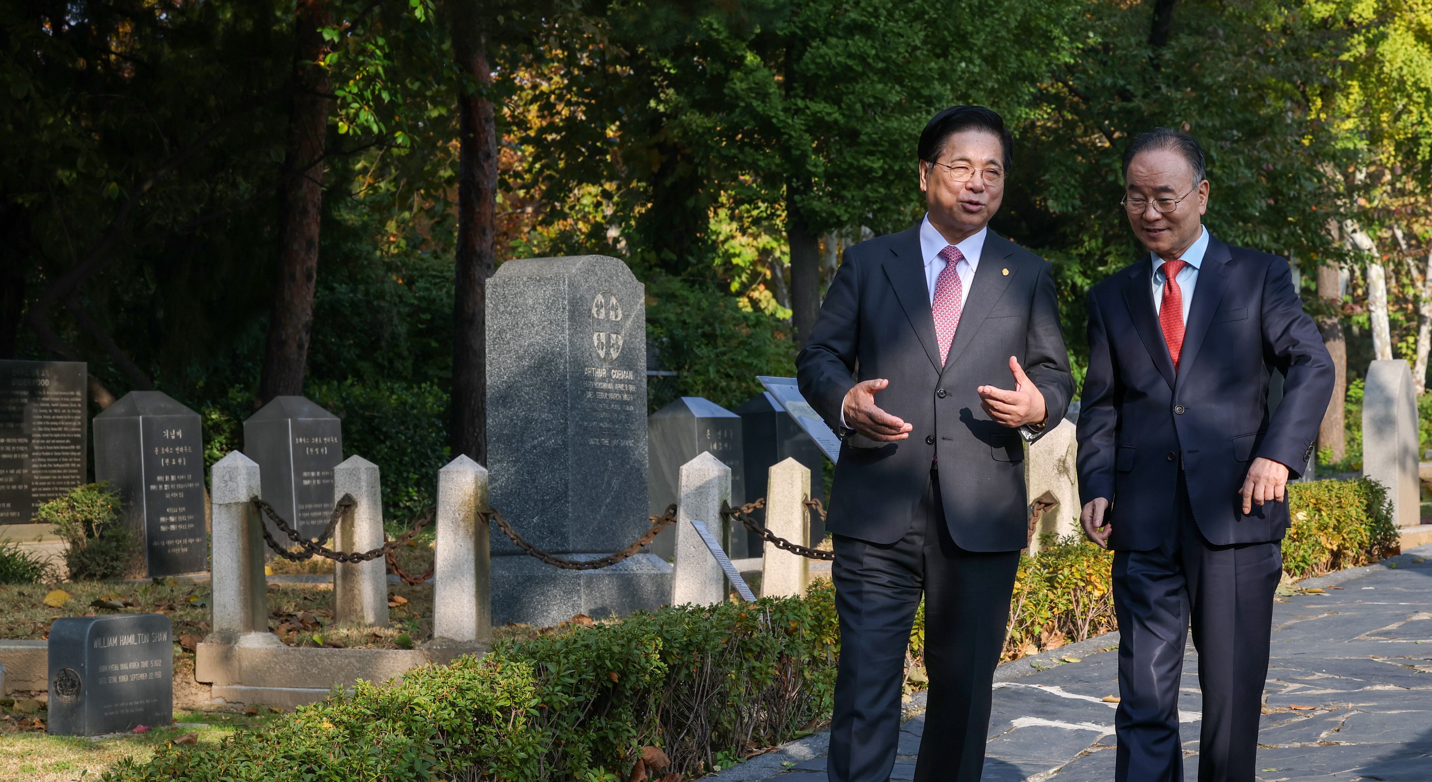 7일 오전 서울 마포구 양화진 외국인 선교사묘원에서 이영훈 여의도순복음교회 담임목사와 류영모 한소망교회 원로목사가 한국 교회의 역사와 나아갈 방향에 대해 대화를 나누고 있다. 2025.11.7 /박성원 기자