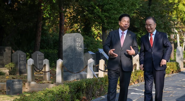 7ÀÏ ¿ÀÀü ¼¿ï ¸¶Æ÷±¸ ¾çÈÁø ¿Ü±¹ÀÎ ¼±±³»ç¹¦¿ø¿¡¼ ÀÌ¿µÈÆ ¿©Àǵµ¼øº¹À½±³È¸ ´ãÀÓ¸ñ»ç¿Í ·ù¿µ¸ð ÇѼҸÁ±³È¸ ¿ø·Î¸ñ»ç°¡ Çѱ¹ ±³È¸ÀÇ ¿ª»ç¿Í ³ª¾Æ°¥ ¹æÇâ¿¡ ´ëÇØ ´ëȸ¦ ³ª´©°í ÀÖ´Ù. 2025.11.7 /¹Ú¼º¿ø ±âÀÚ