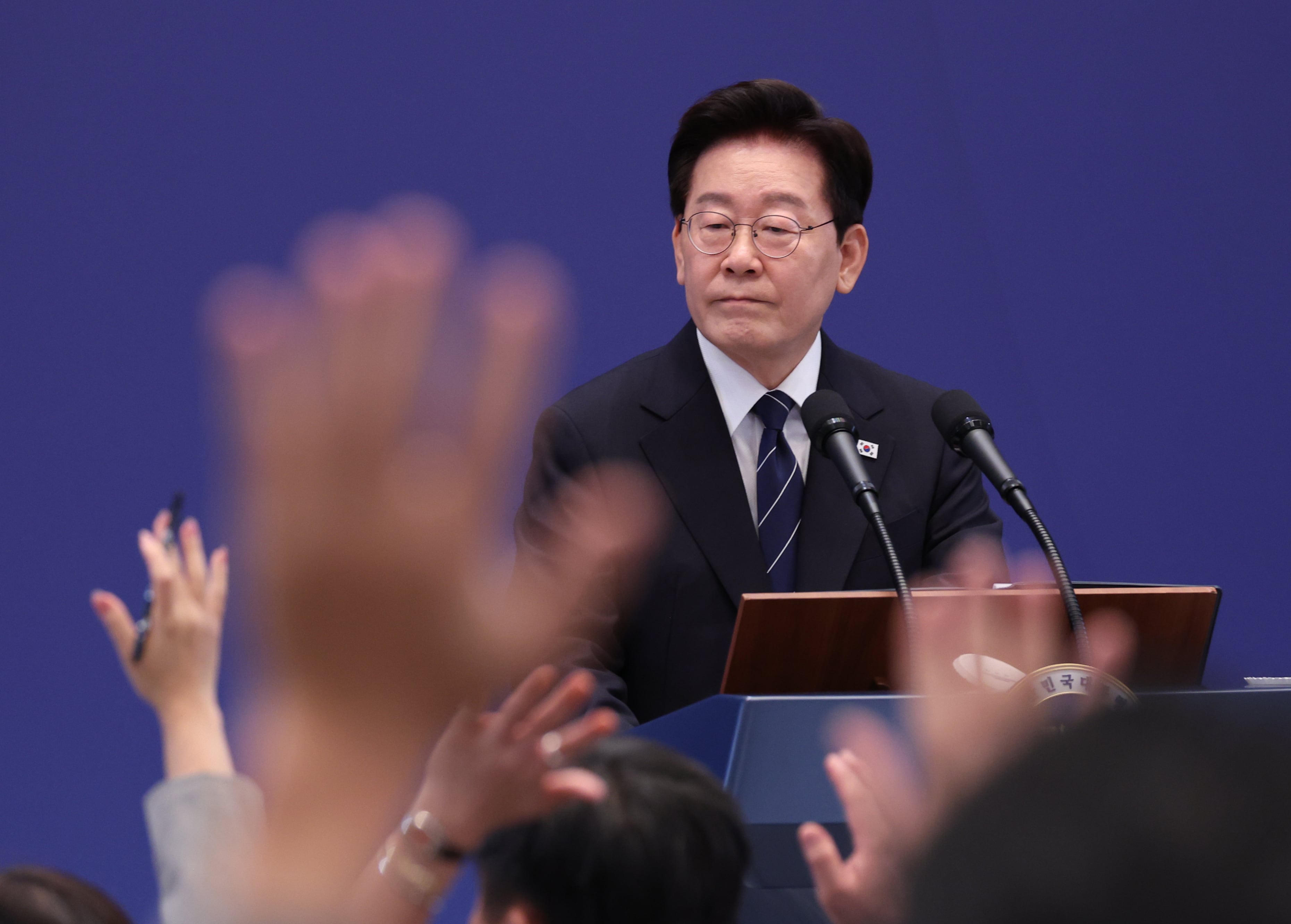 이재명 대통령이 18일 청와대 영빈관에서 열린 기자회견에서 취재진 질문을 받고 있다. /연합뉴스