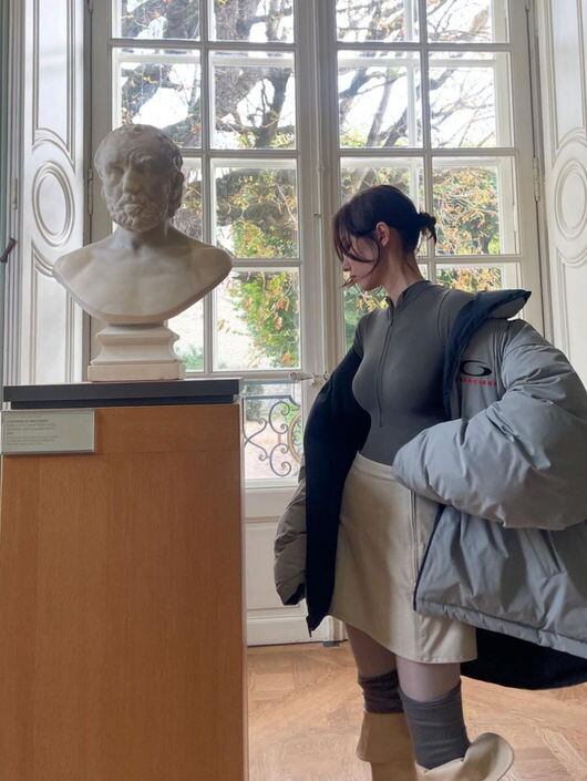 Jeon Jong-seo unveils her photo taken in Paris.