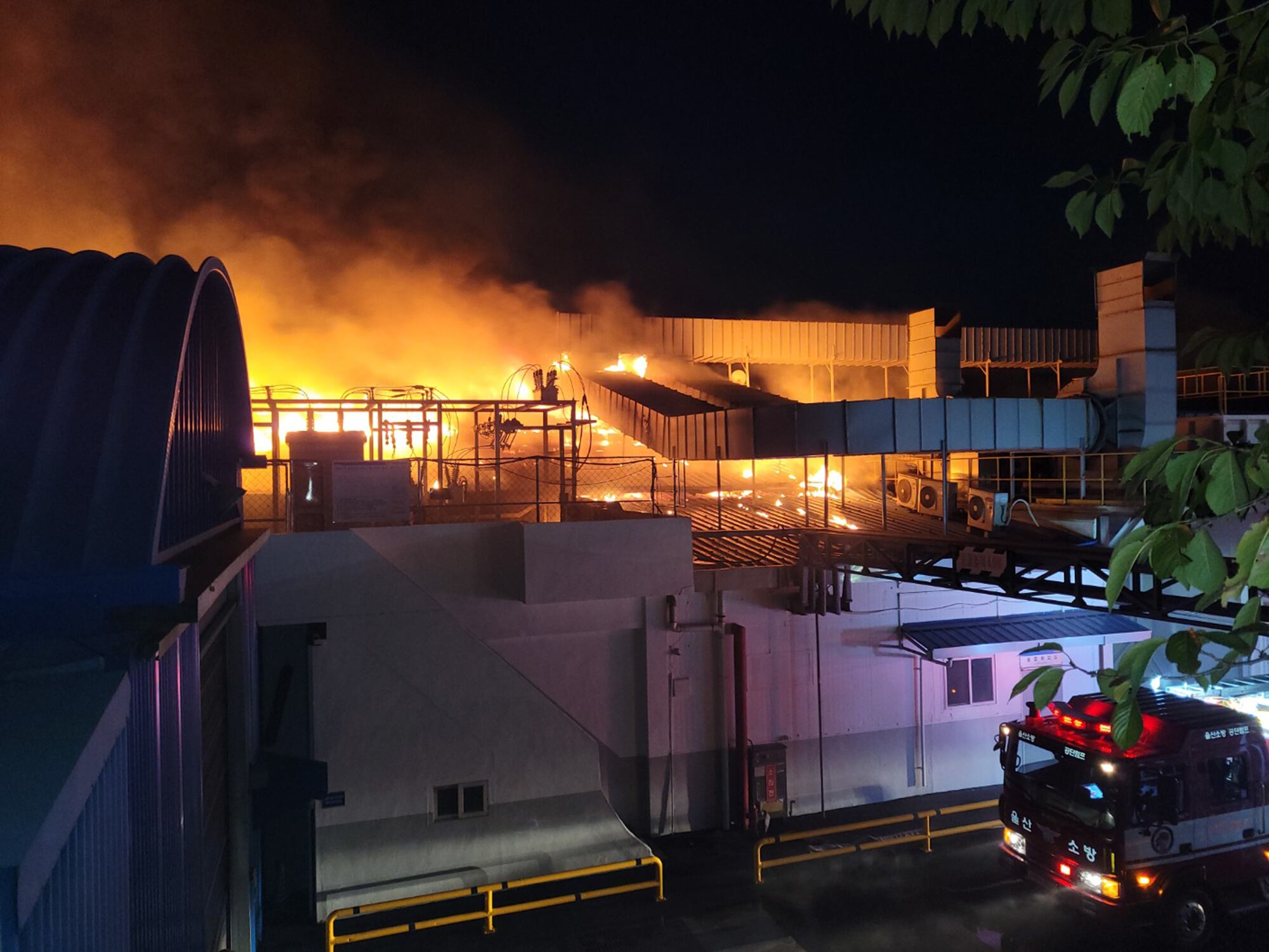 25일 오전 울산 남구 용연공단 내 한 자동차부품업체 공장에서 화재가 발생해 소방 당국이 진화 작업을 벌이고 있다. /울산소방본부