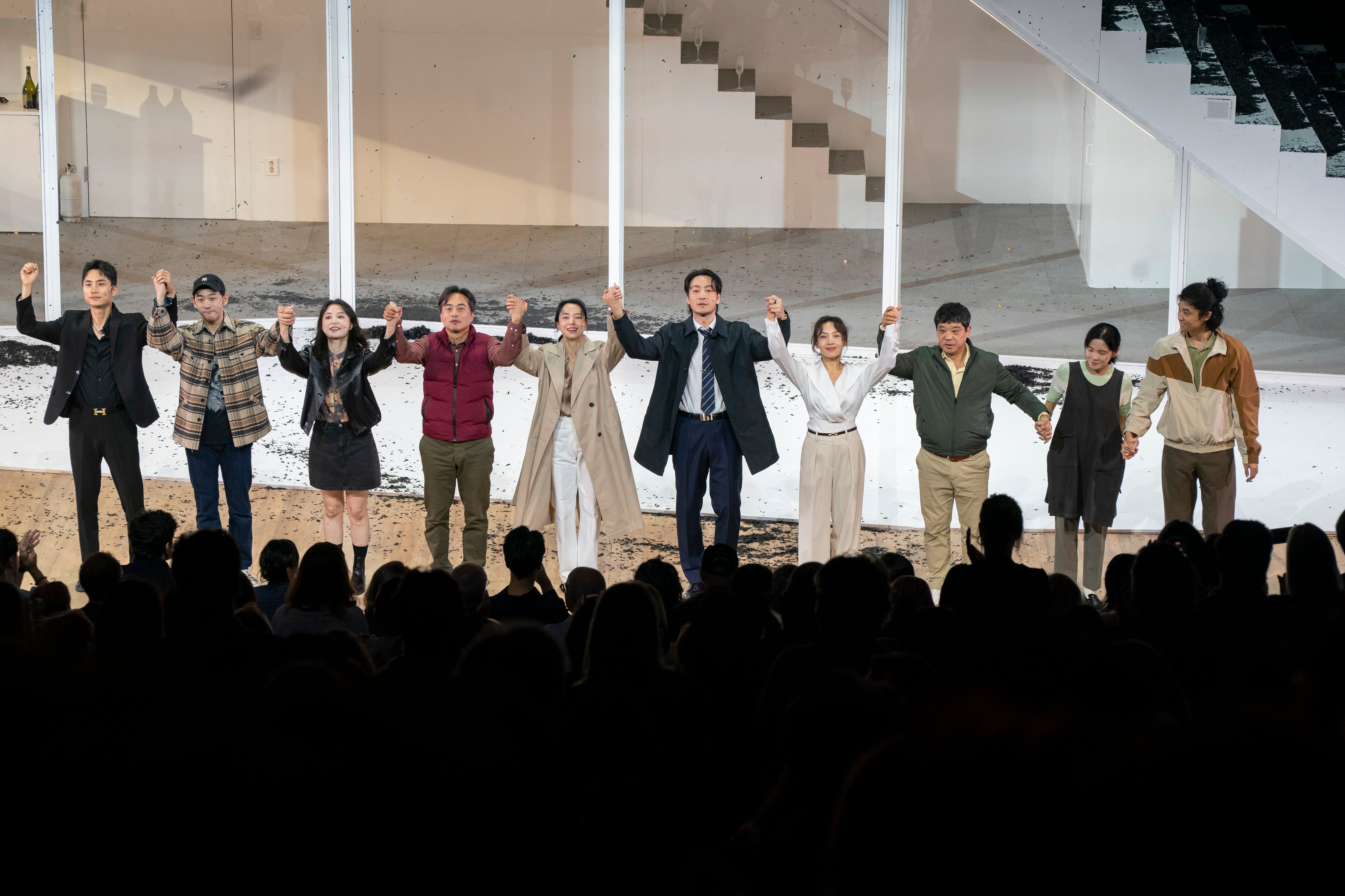 지난달 16일 미국 뉴욕 파크 애비뉴 아모리에서 첫 공연을 올린 연극 '벚꽃동산'의 배우들이 기립박수를 받고 있다. 러시아 문호 안톤 체호프의 '벚꽃동산'을 현대 한국의 재벌가 이야기로 바꾼 한국어 연극. /파크 애비뉴 아모리
