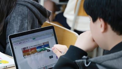 휴대폰 막았더니 학습용 태블릿으로… ‘PC방’ 된 교실