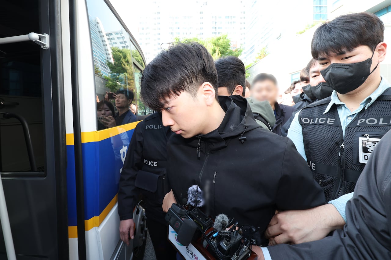 살인·살인미수 혐의를 받는 장윤기(23) 씨가 14일 광주 서부경찰서에서 검찰로 송치되고 있다. /연합뉴스