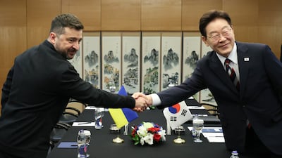 이재명 대통령이 지난 7월 튀르키예 앙카라 한 호텔에서 볼로디미르 젤렌스키 우크라이나 대통령과 정상회담을 하기 앞서 악수하고 있다. /뉴스1