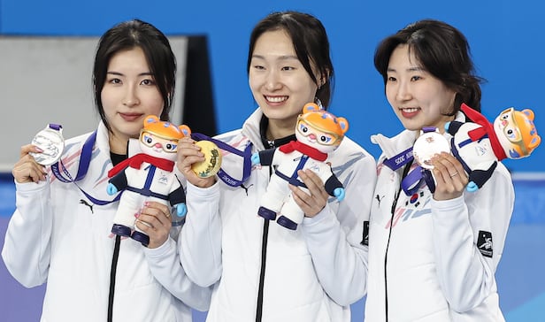 8일 중국 헤이룽장성 하얼빈 빙상훈련센터 다목적홀에서 열린 하얼빈 동계아시안게임 쇼트트랙 여자 500m에서 올 포디움을 달성한 최민정, 김길리, 이소연이 각각 금, 은, 동메달을 들어보이고 있다. /뉴스1
