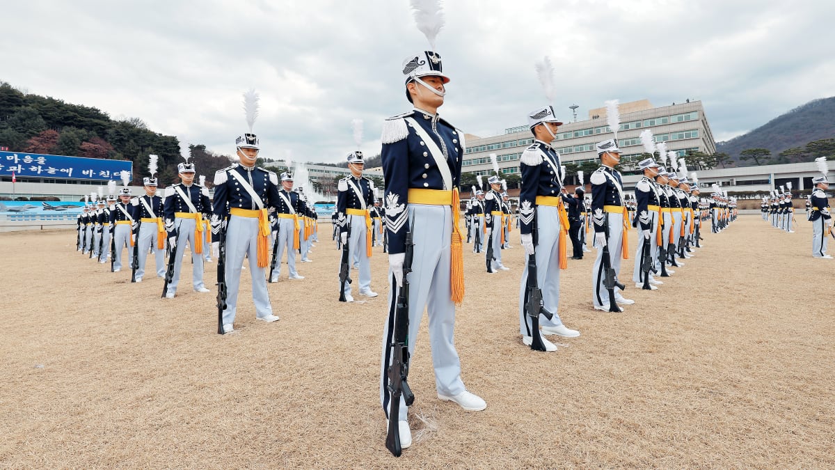 작년 3월 충북 청주시 공군사관학교에서 열린 제72기 임관식에서 사관생도들이 연병장에 서있다. /연합뉴스