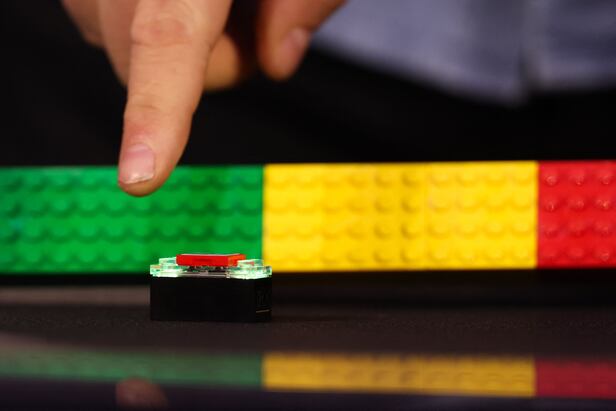 레고가 5일(현지 시각) 미 라스베이거스 만달레이 베이 호텔 컨벤션 센터에서 열린 ‘CES 2026’ 프레스 콘퍼런스에서 공개한 '스마트 브릭'./AFP 연합뉴스