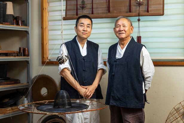 갓일 명가는 4대째 박창영 선생에게서 5대째 박형박 이수자에게로 이어지고 있다. 부자 앞에 놓인 완성 단계인 갓 가격이 2000만원 정도다. /양수열 영상미디어 기자 