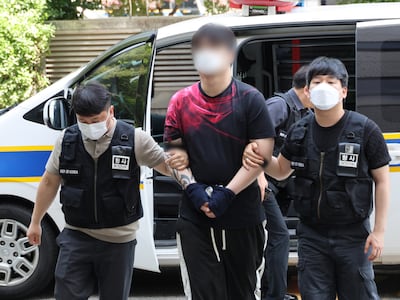 돈 받고 아파트 현관문에 페인트칠… ‘보복 대행’ 20대 구속