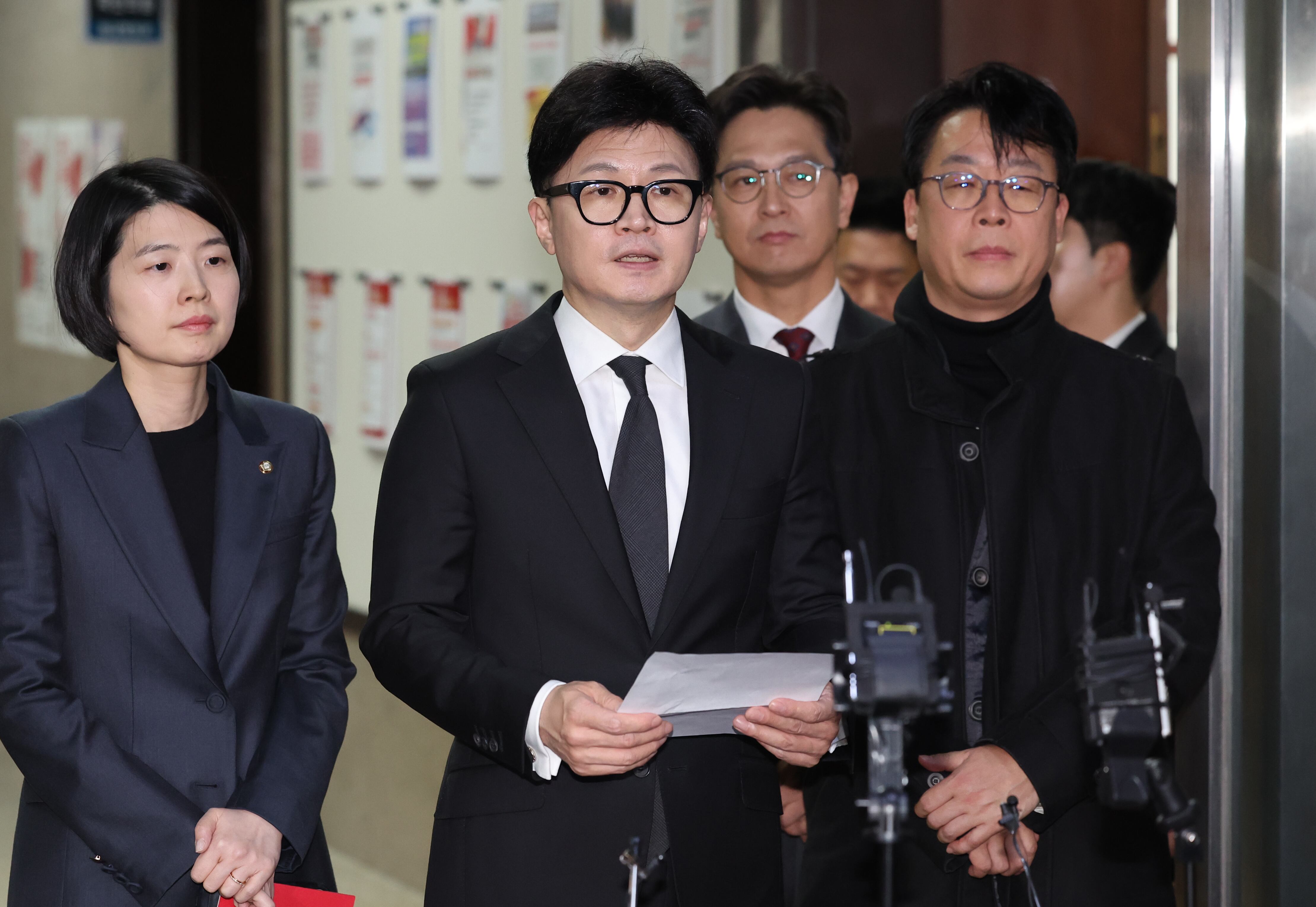 국민의힘 한동훈 대표가 7일 밤 서울 여의도 국회에서 윤석열 대통령 탄핵소추안 표결 무산 뒤 입장을 밝히고 있다./연합뉴스