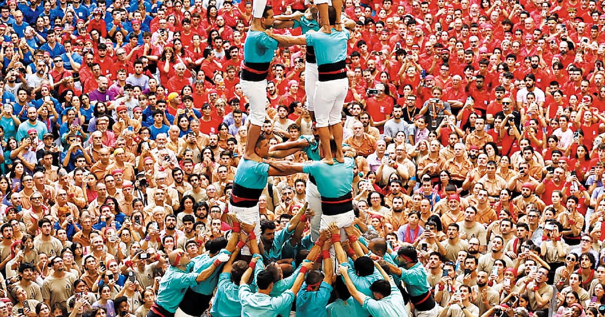 Castelleres de Vilafranca Stacks Nine-Story Human Tower - 조선일보