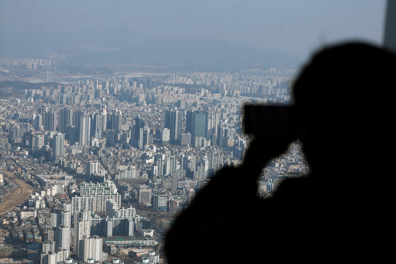 (서울=뉴스1) 박정호 기자 = 이재명 대통령이 "부동산 정상화는 5000피(코스피 5000), 계곡 정비보다 훨씬 쉽고 더 중요한 일"이라며 "이번이 마지막 기회였음을 곧 알게 될 것"이라고 밝힌 다음 날인 1일 서울시 송파구 올림픽로 롯데 월드 타워 서울스카이 전망대에서 아파트 등 주택 단지가 보이고 있다. 

이  대통령은 "부동산 불패 신화를 깨고 집값을 안정시키는 일이 얼마나 어렵겠나만 계곡 정비나 주가 5000 달성보다야 더 어렵겠느냐"면서 "집값 안정은 무슨 수를 써서라도 반드시 성공시킬 것"이라고 강조했다. 2026.2.1/뉴스1