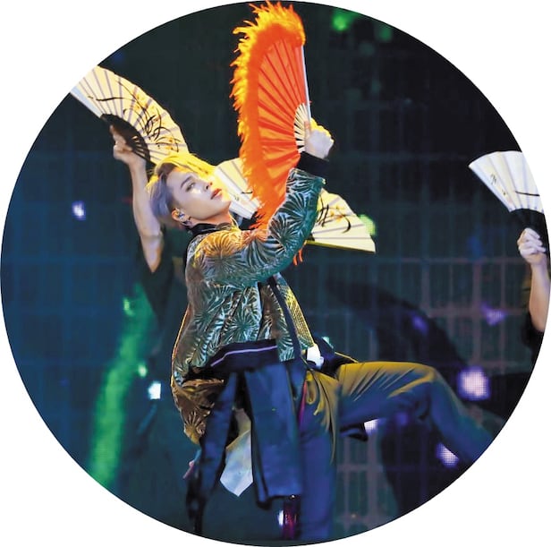 2018년 MMA에서 BTS가 황이슬씨가 만든 생활한복을 입고 춤추고 있다. 이 무대는 노래뿐 아니라 의상까지 레전드로 기억된다.
/유튜브