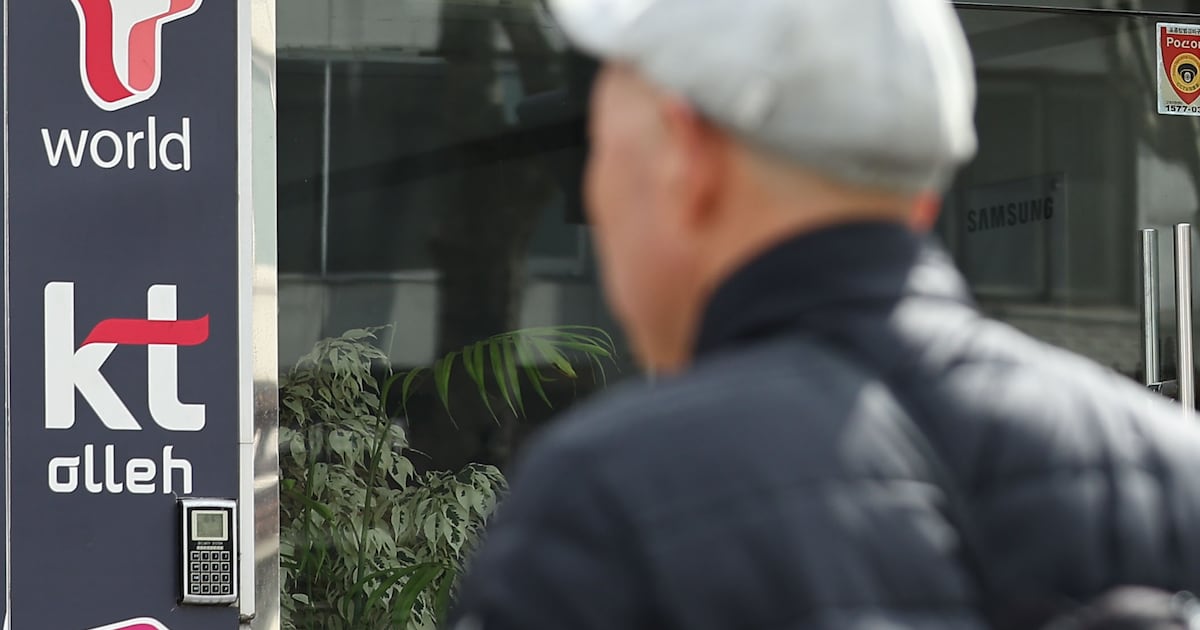 고령화 사회 '디지털 복지' 부담에 미래 어두운 통신사들, AI에 사활 ... - 뉴스 썸네일 이미지