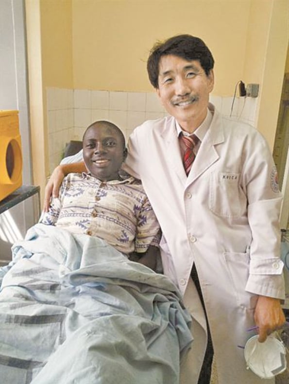 1992³âºÎÅÍ ¾ÆÇÁ¸®Ä«¿¡¼ 34³â°£ ÀÇ·áºÀ»çȰµ¿À» Çϰí ÀÖ´Â À¯´öÁ¾ /À¯´öÁ¾ Á¦°ø