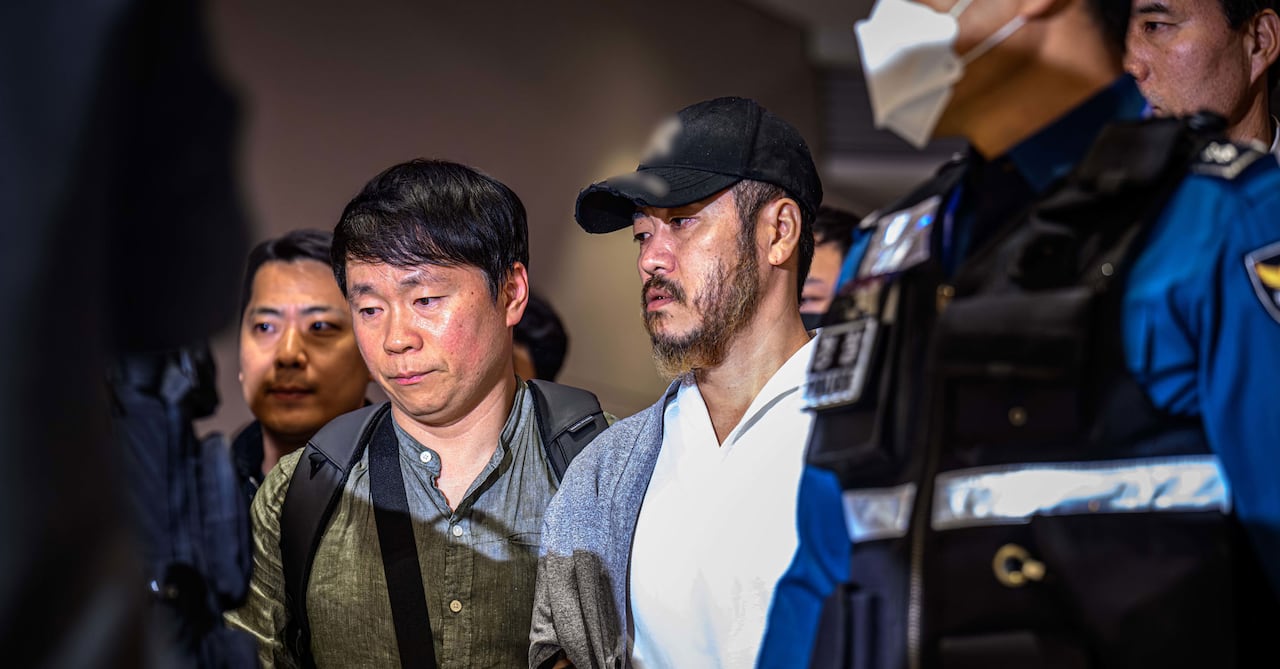 (인천공항=뉴스1) 안은나 기자 = 필리핀에서 복역 중이던 이른바 ‘텔레그램 마약왕’ 박왕열(48)이 25일 오전 인천국제공항 제2터미널을 통해 국내로 송환되고 있다.