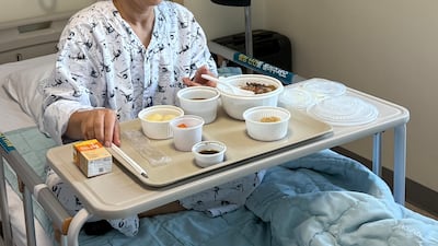 강원도 강릉의 한 병원에 입원한 환자가 식사하고 있다. /뉴스1