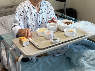 강원도 강릉의 한 병원에 입원한 환자가 식사하고 있다. /뉴스1
