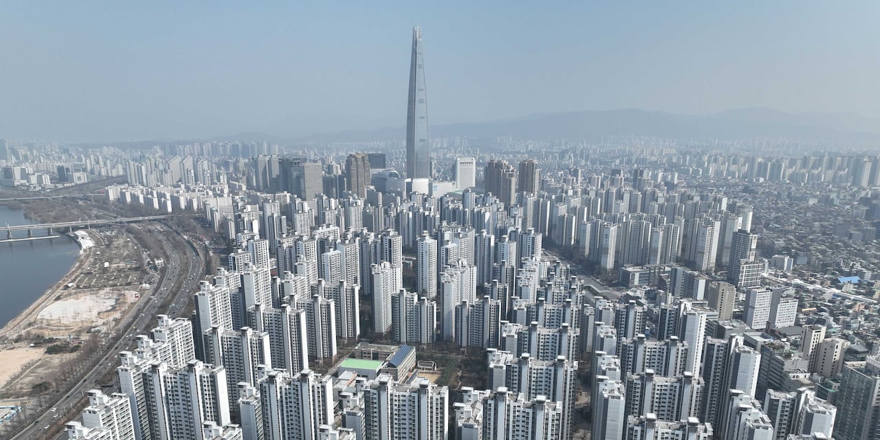 서울의 강남 3구와 용산구에 대한 토지거래허가구역(토허제) 적용을 하루 앞둔 23일 서울 송파구 일대 아파트 단지 모습. /연합뉴스