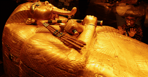 6층 높이 대계단 옆엔 왕들의 석상이… “파라오 신전 오르는 느낌”