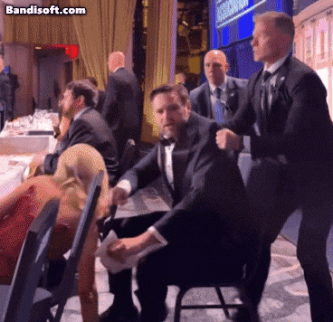 25일 미국 백악관 출입기자단 만찬(WHCD)서 총격 사건이 발생한 가운데, 백악관 참모진 및 주요인사가 비밀경호국 요원들의 호위 속에 대피하는 모습./ 엑스