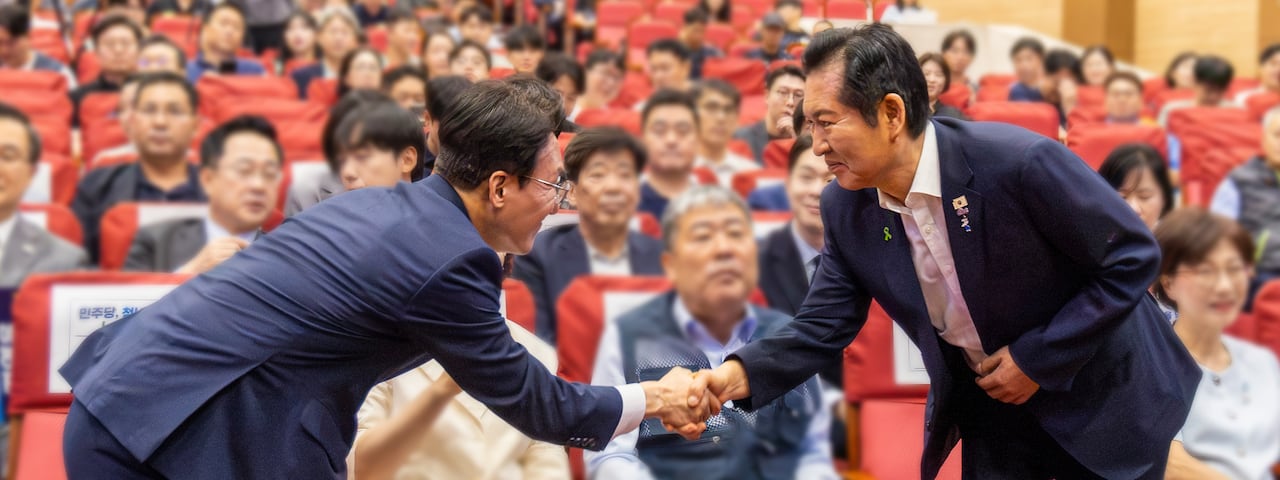 더불어민주당 당권 주자인 김민석, 정청래 의원이 2026년 7월 22일 서울 여의도 국회 의원회관에서 열린 '민주당, 청년을 담아 노동을 잇다' 행사에서 인사하고 있다. /김지호 기자