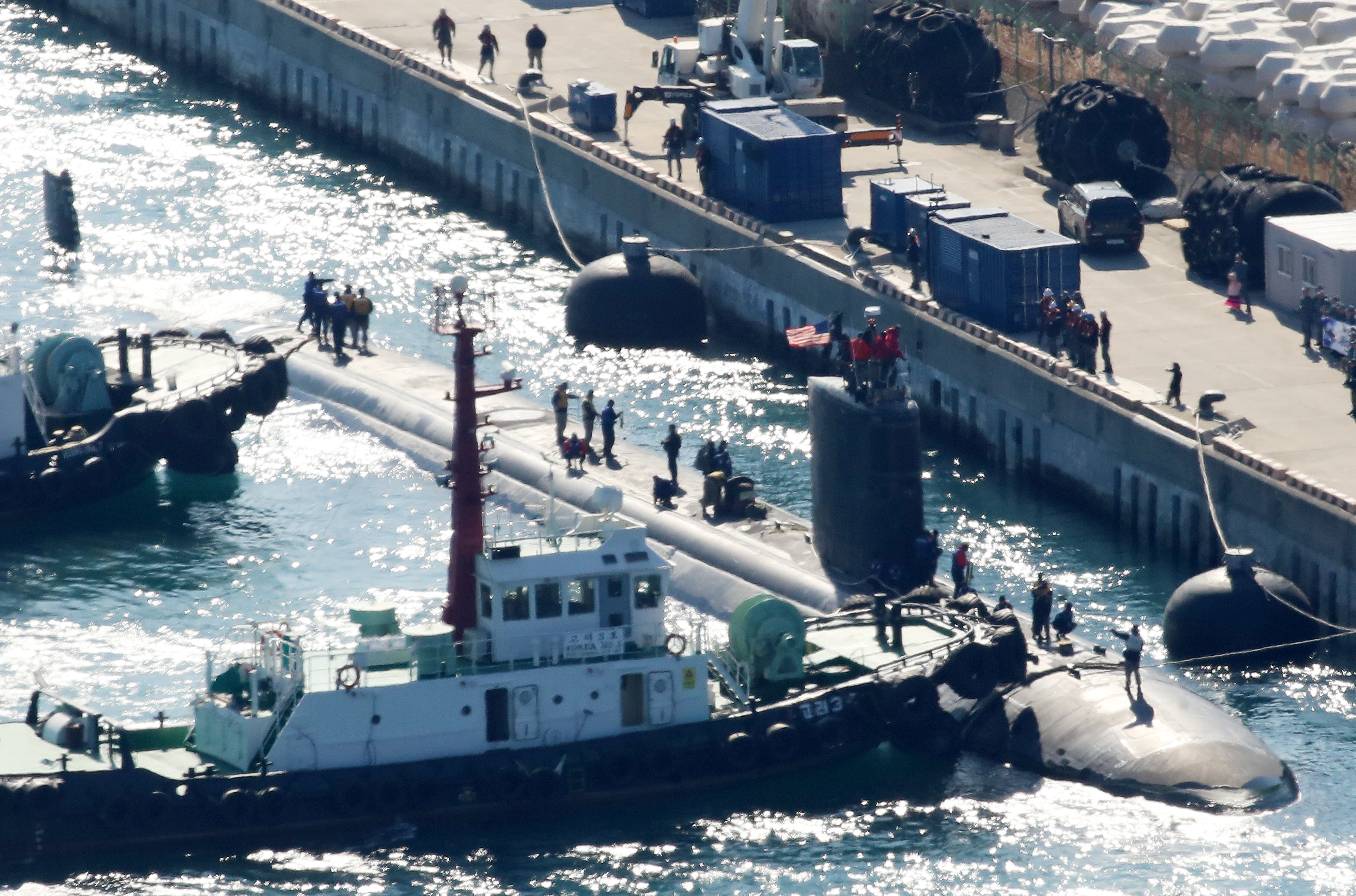 미국 해군 로스앤젤레스급 원자력추진 잠수함 알렉산드리아함(SSN 757·6900t급)이 10일 오전 부산 남구 해군작전사령부 부산작전기지에 입항하고 있다. /해군 제공