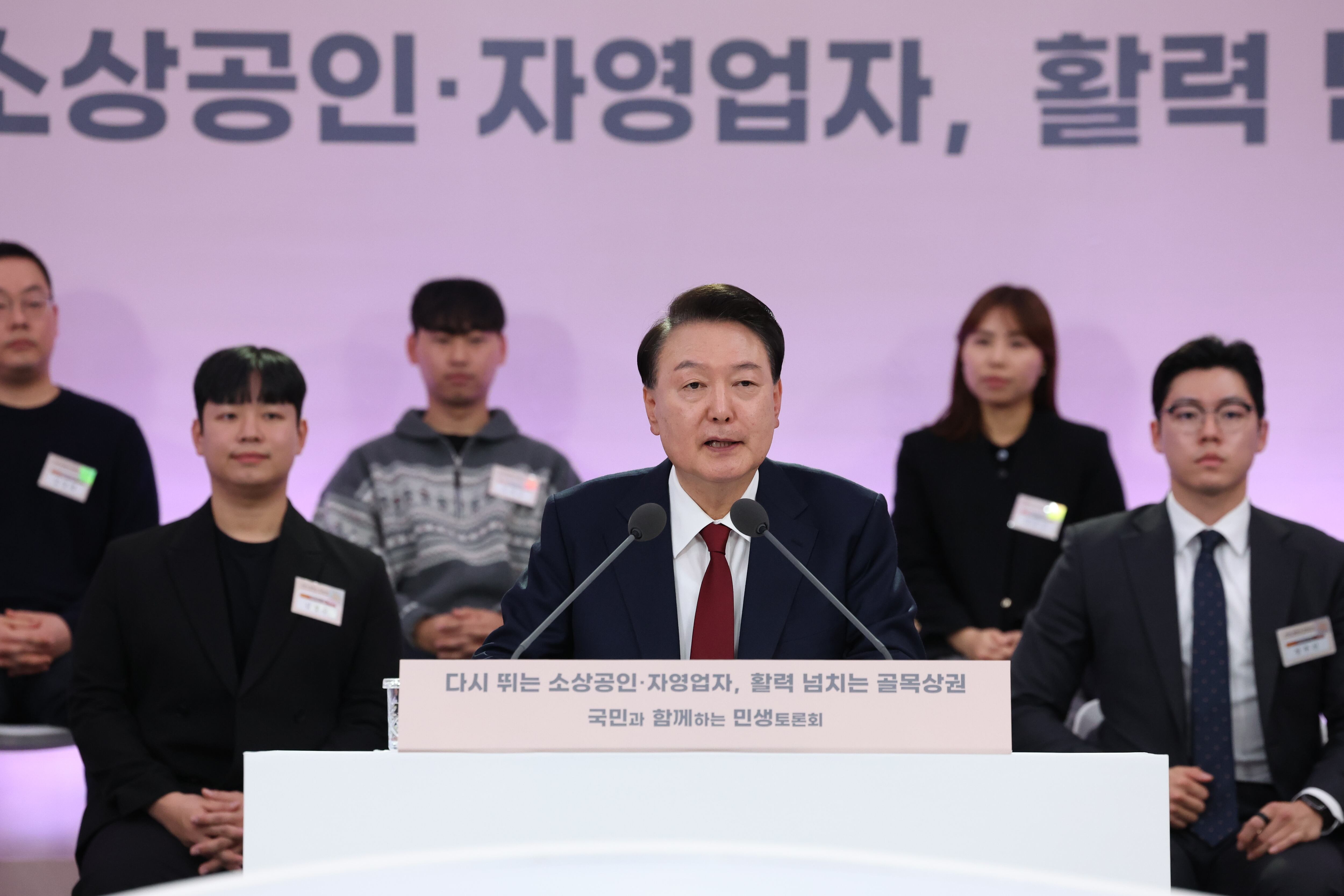 윤석열 대통령이 2일 충남 공주시 아트센터 고마에서 ‘다시 뛰는 소상공인·자영업자, 활력 넘치는 골목상권’을 주제로 열린 민생 토론회에서 발언하고 있다. /연합뉴스