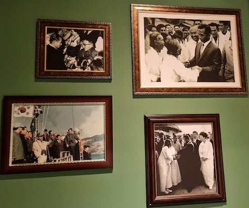 박정희 대통령은 생전에 농촌과 산간 벽지, 섬 등을 찾아 서민들을 위로하고 격려하며 그들과 동고동락했다. 서울 마포구 상암동 소재 '박정희대통령기념관'에 전시된 사진들이다./송의달