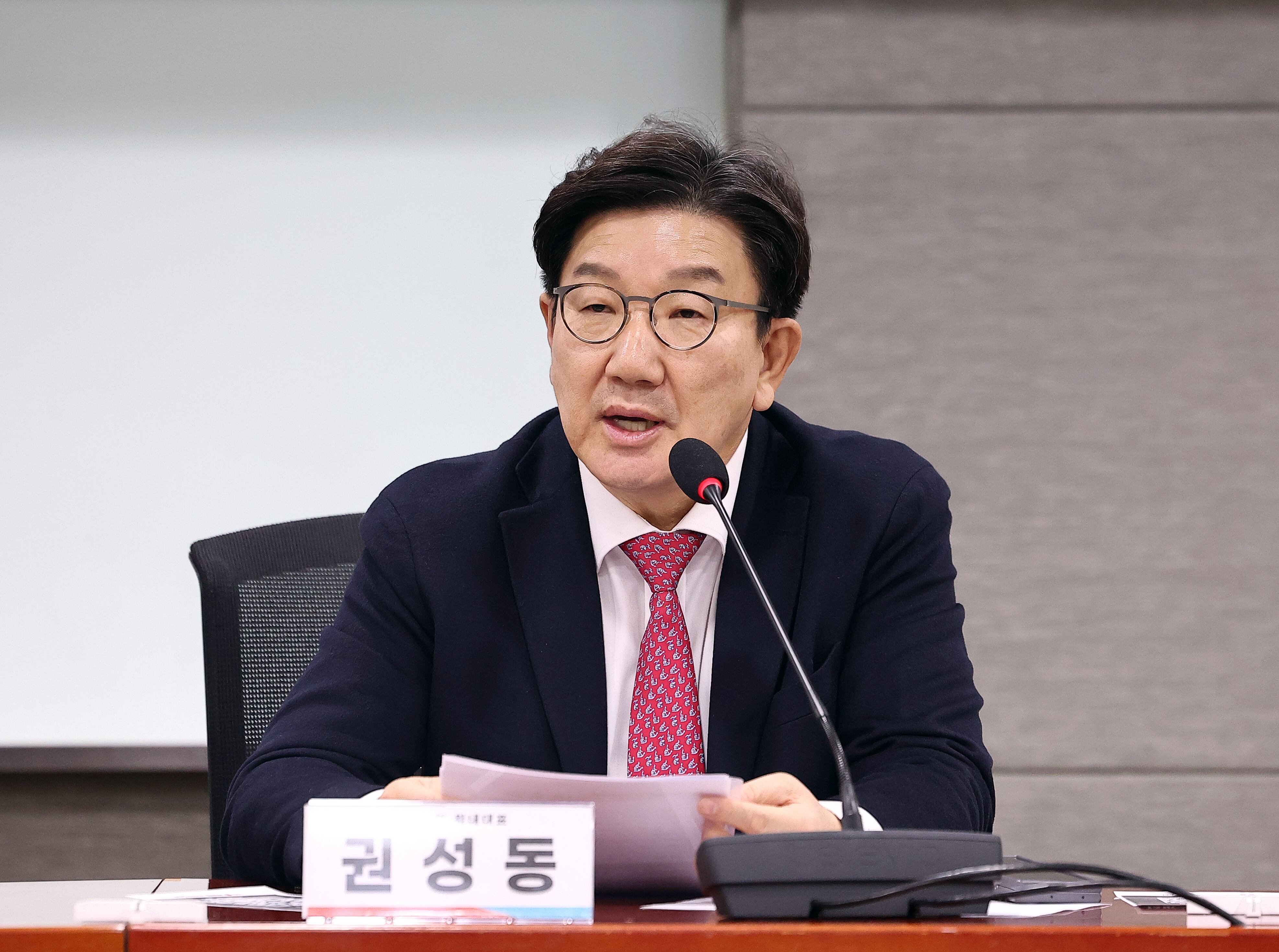 국민의힘 권성동 원내대표가 10일 국회에서 열린 토론회에서 축사를 하고 있다. /연합뉴스