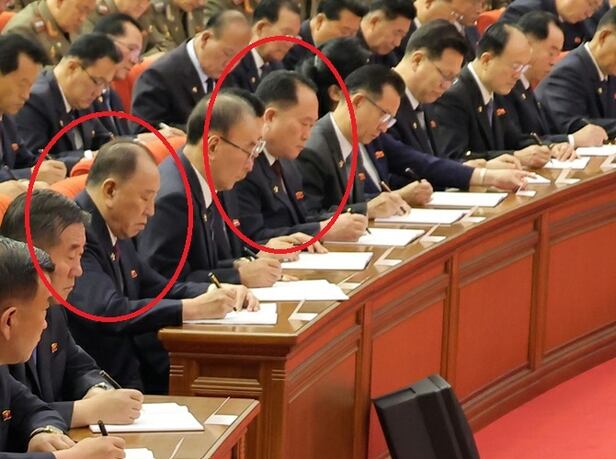 ์ง๋ 6์ ์ด๋ฆฐ ๋
ธ๋๋น ์ค์์์ํ ์ 8๊ธฐ ์ 12์ฐจ ์ ์ํ์ ํ๋ํ์์ ์ฐธ์ํ ๊น์์ฒ ๋น 10๊ตญ ๊ณ ๋ฌธ(์ผ์ชฝ ์)๊ณผ ๋ฆฌ์ ๊ถ(์ค๋ฅธ์ชฝ ์) ๋น 10๊ตญ ๊ตญ์ฅ. /๋ด์ค1, ๋
ธ๋์ ๋ฌธ