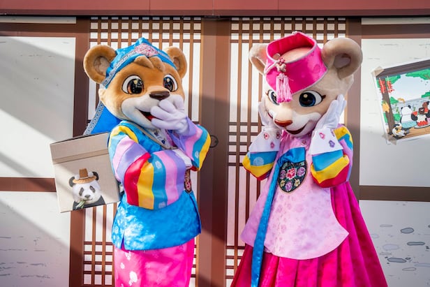 秋夕を迎え、韓服で着飾ったエバーランドのキャラクター、レニーとララ。／サムスン物産