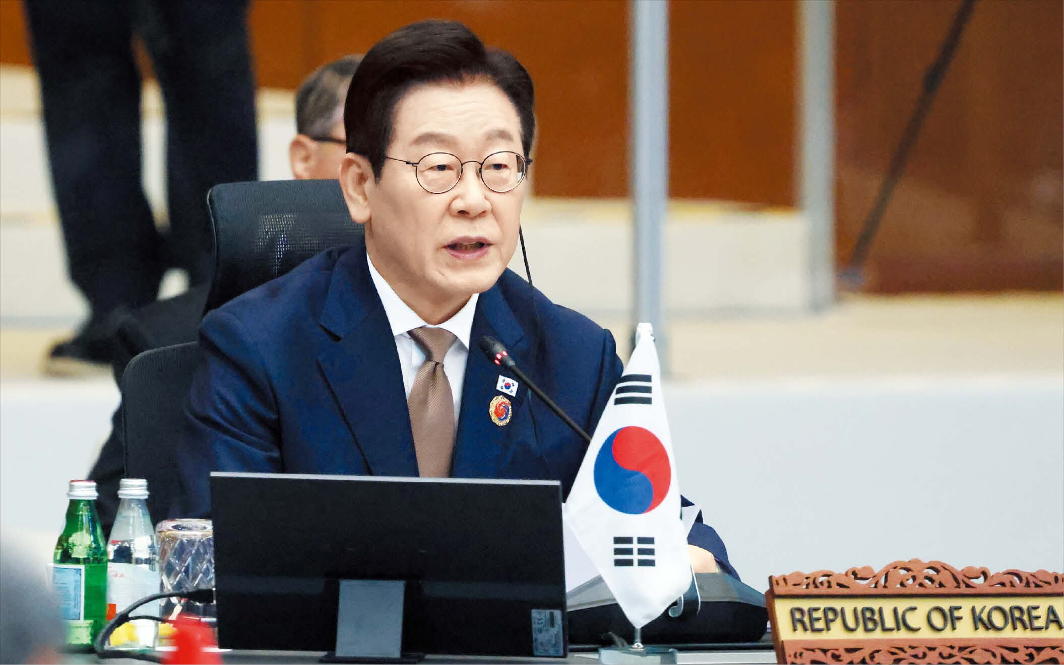 아세안 정상회의서 발언  이재명 대통령이 지난 27일(현지 시각) 말레이시아 쿠알라룸푸르 컨벤션센터에서 열린 아세안(동남아시아국가연합) 정상회의에서 발언하는 모습. 이 대통령은 28일 오후 APEC 정상회의 의장 자격으로 경주에 도착해 회의 준비에 나섰다./뉴시스