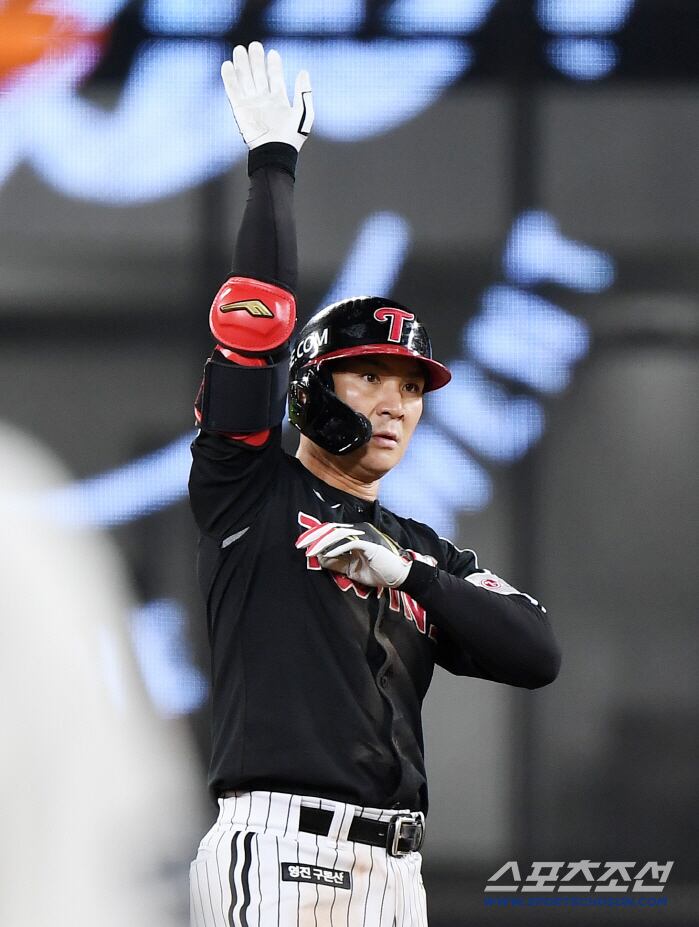 29일 대전 한화생명볼파크에서 열린 LG-한화전. 7회초 2사 1루 오지환이 1타점 2루타를 친 후 기뻐하고 있다. 대전=정재근 기자 cjg@sportschosun.com/2025.9.29