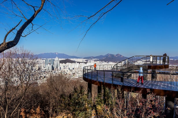 '용마산 스카이워크'는 용마산이나 망우산에 방문한다면 산책 삼아 들러볼 만하다. / 양수열 영상미디어 기자 