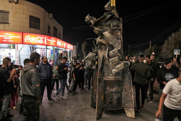 1일 팔레스타인 서안지구 헤브론 서쪽에 떨어진 이란 미사일을 팔레스타인 주민들이 모여들어 구경하고 있다, /AFP 연합뉴스