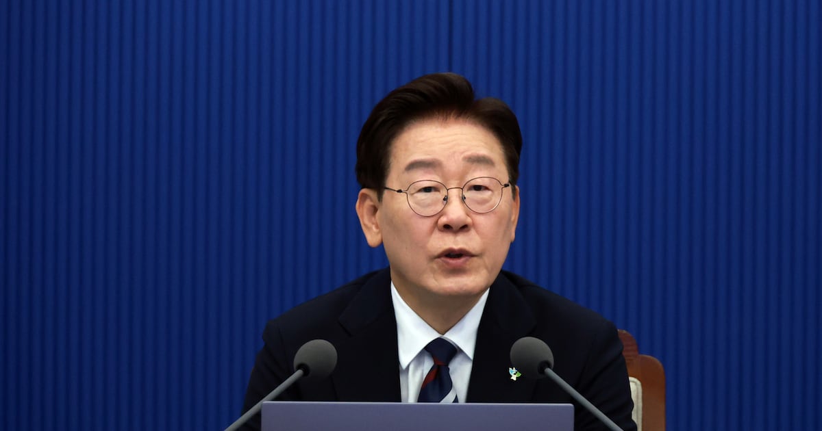 President Lee answers reporters' questions after briefing on his Europe and G7 trip