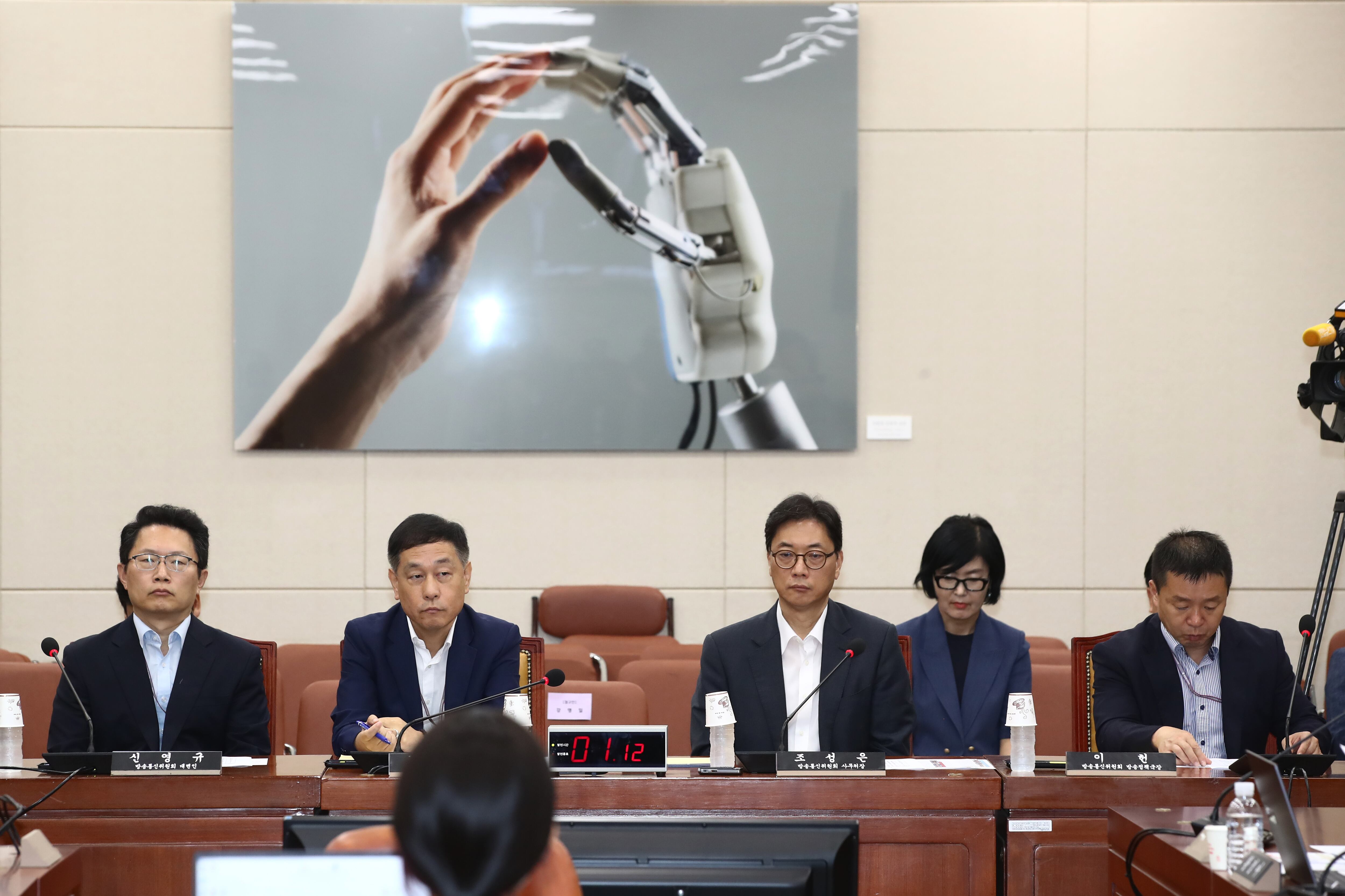 조성은 방송통신위원회 사무처장 등이 지난 21일 오전 서울 여의도 국회 과학기술정보방송통신위원회 전체회의장에서 열린 불법적 방문진 이사 선임 등 방송장악 관련 3차 청문회에 증인으로 출석해 자리에 앉아 있다./뉴스1