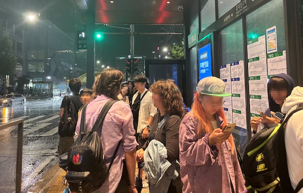 N72 Night Bus: Foreign Tourists Pack Weekends from Itaewon to Hongdae