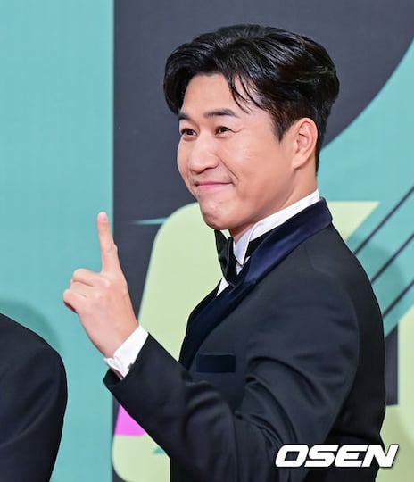 [단독] '45세' 김종민, 25년 無 구설수 롱런…'히융♥'과 꾸밀 설레는 미래 (인터뷰 종합)